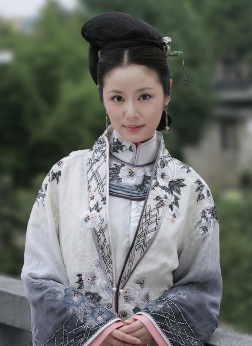 粉色娇嫩，你几岁了？喜欢演少女的林心如，被村民一句话打脸