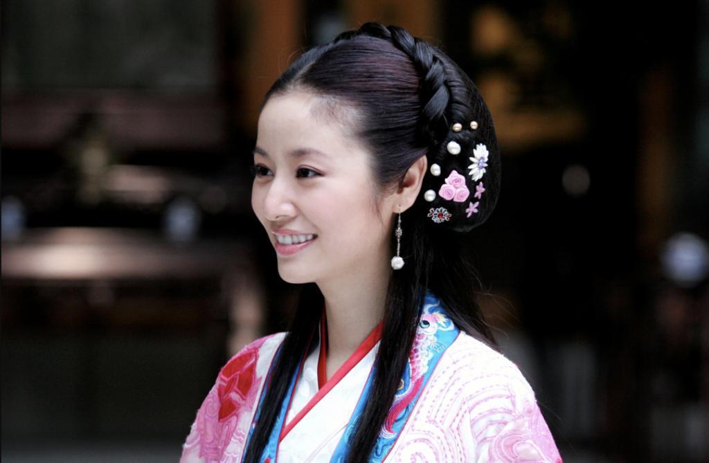 粉色娇嫩，你几岁了？喜欢演少女的林心如，被村民一句话打脸