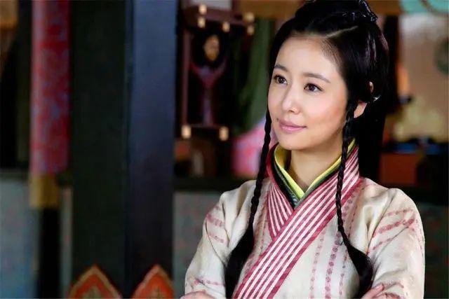 粉色娇嫩，你几岁了？喜欢演少女的林心如，被村民一句话打脸