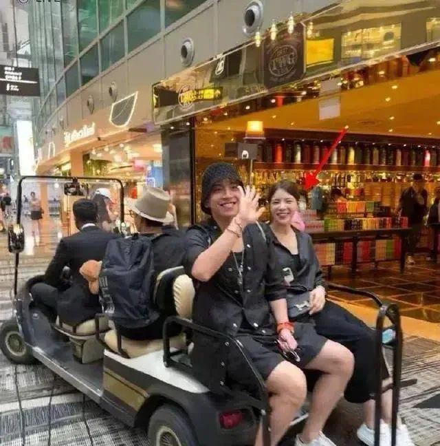 不是吧？？什么时候分手的？！