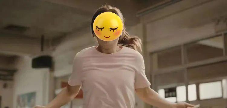 贾玲“整容式”近照曝光,41岁变20岁,网友:瘦得脱相不好看