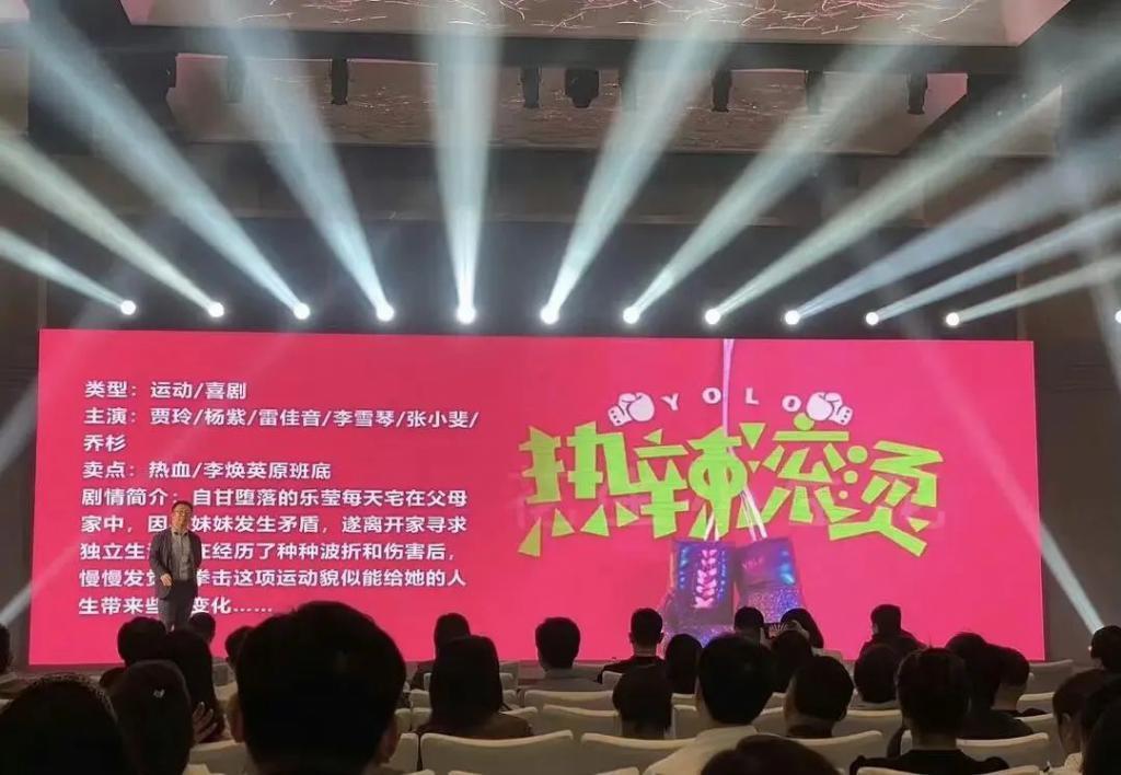 贾玲“整容式”近照曝光,41岁变20岁,网友:瘦得脱相不好看