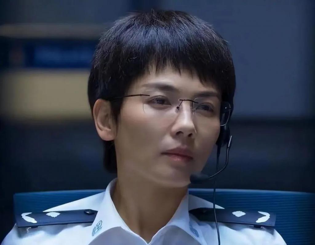 贾玲“整容式”近照曝光,41岁变20岁,网友:瘦得脱相不好看