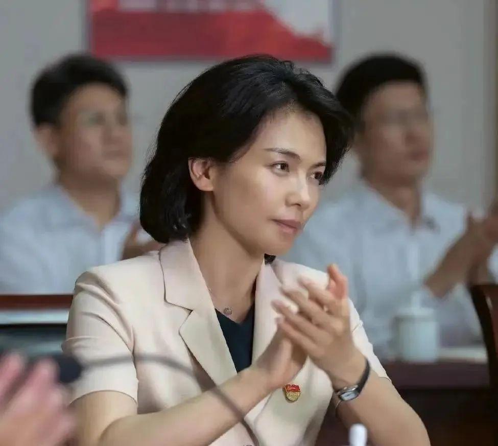 贾玲“整容式”近照曝光,41岁变20岁,网友:瘦得脱相不好看