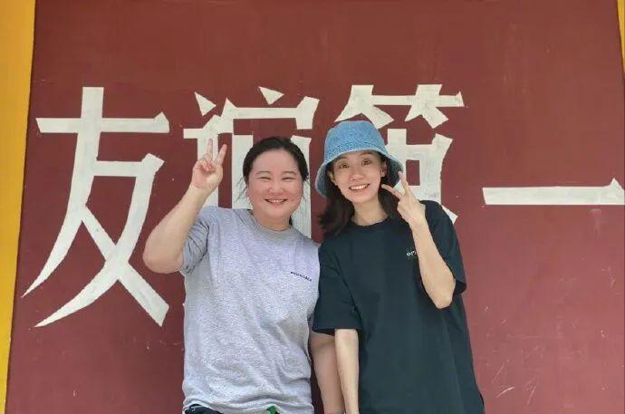 贾玲“整容式”近照曝光,41岁变20岁,网友:瘦得脱相不好看