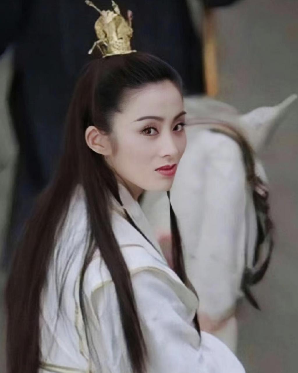 好家伙！王晶拍《笑傲江湖》就算了，还请来张雨绮演东方不败