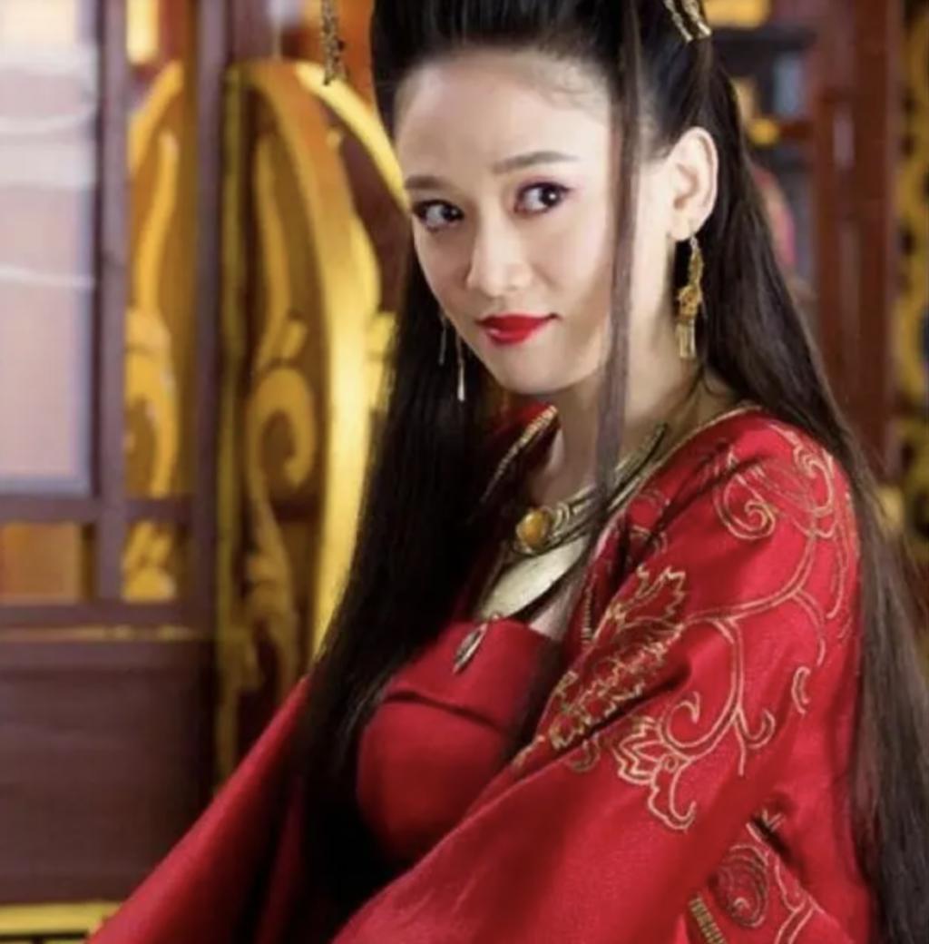 好家伙！王晶拍《笑傲江湖》就算了，还请来张雨绮演东方不败