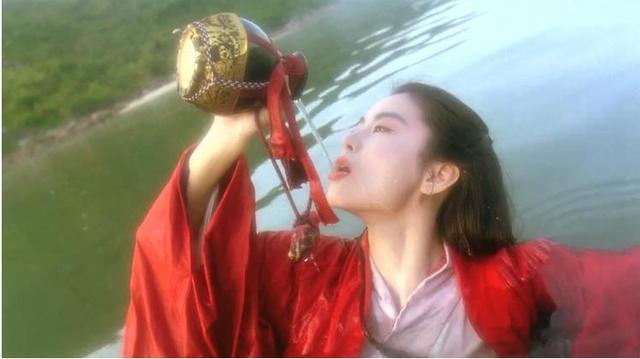 好家伙！王晶拍《笑傲江湖》就算了，还请来张雨绮演东方不败