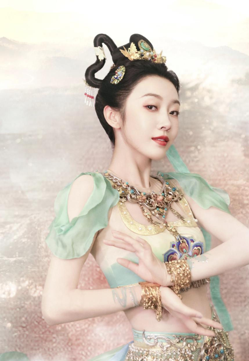好家伙！王晶拍《笑傲江湖》就算了，还请来张雨绮演东方不败