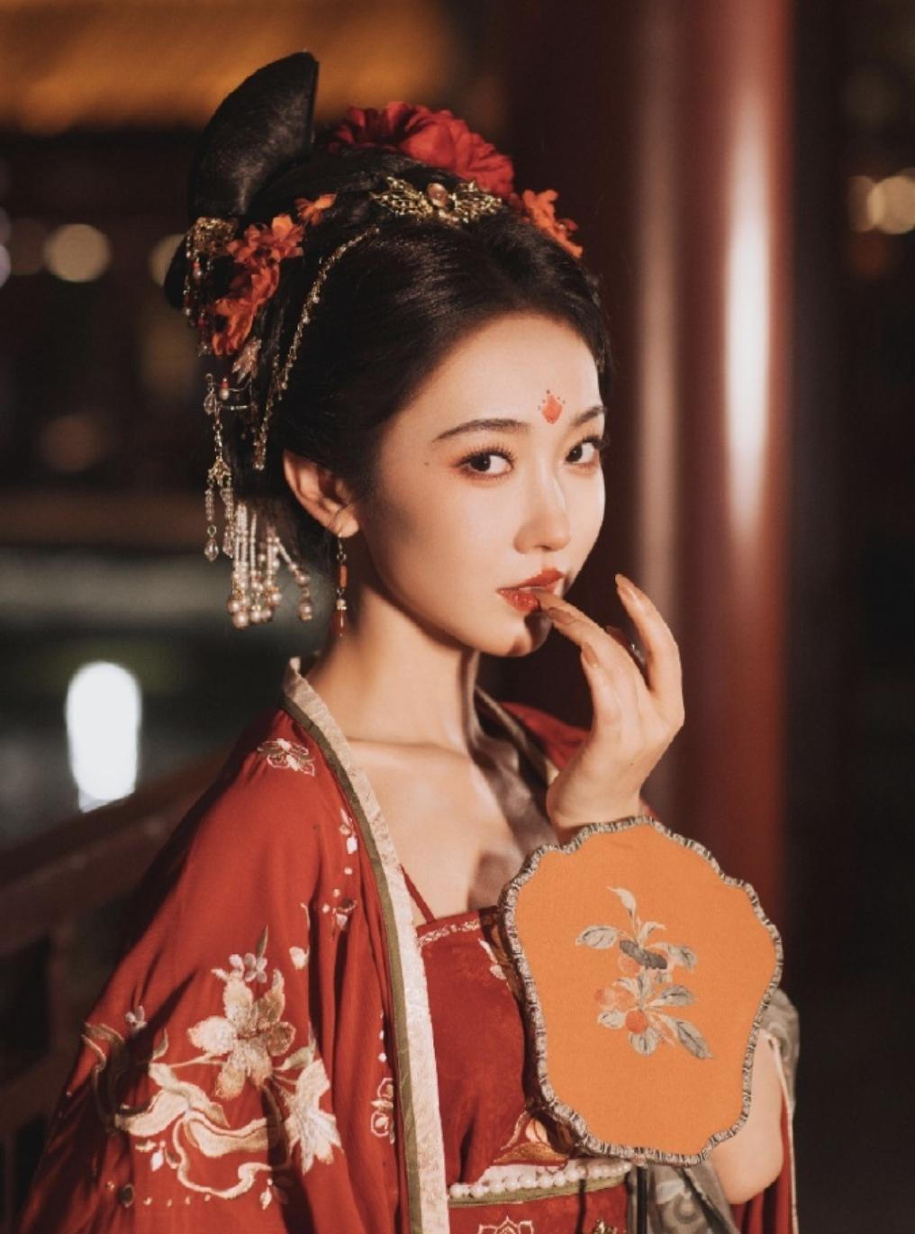 好家伙！王晶拍《笑傲江湖》就算了，还请来张雨绮演东方不败