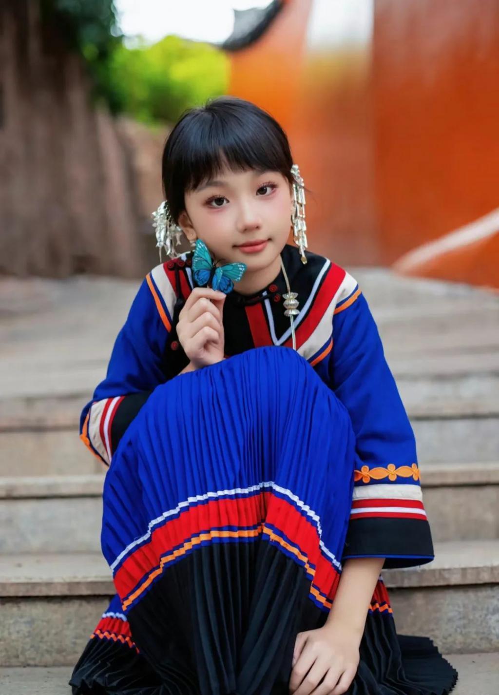 还记得洪欣的女儿吗？10岁的她完美继承妈妈美貌！