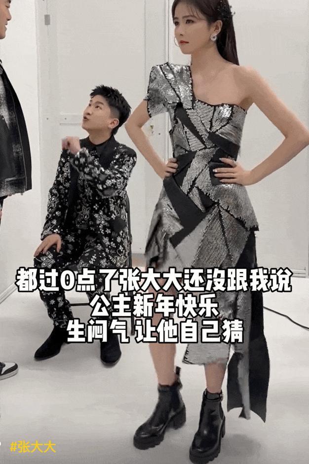 内娱明星，都来蹭小孩哥的热度了