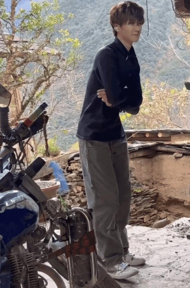内娱明星，都来蹭小孩哥的热度了