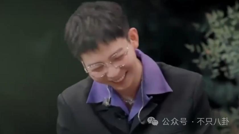 有女友还要立暗恋女星人设？他这是在干什么？