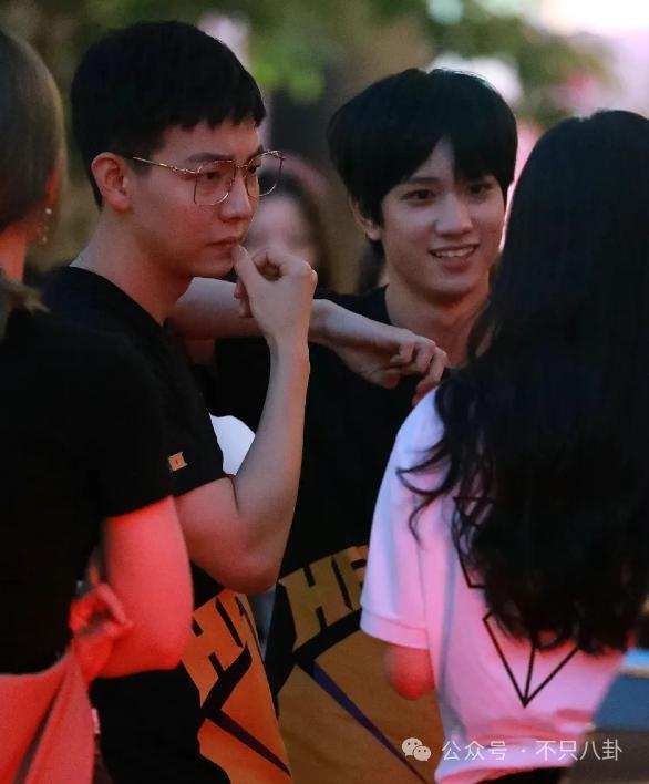 有女友还要立暗恋女星人设？他这是在干什么？