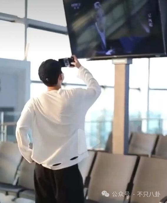 有女友还要立暗恋女星人设？他这是在干什么？