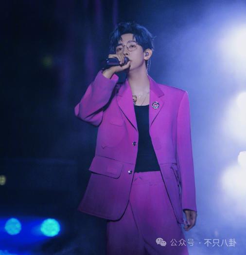 有女友还要立暗恋女星人设？他这是在干什么？