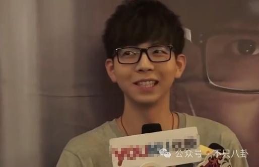 有女友还要立暗恋女星人设？他这是在干什么？