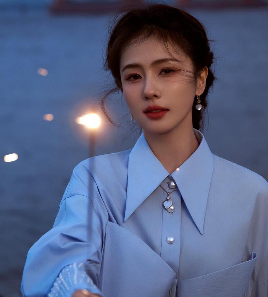 总台这一夜告诉观众，花里胡哨不是美，简简单单才是顶级！