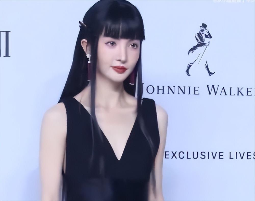 总台这一夜告诉观众，花里胡哨不是美，简简单单才是顶级！