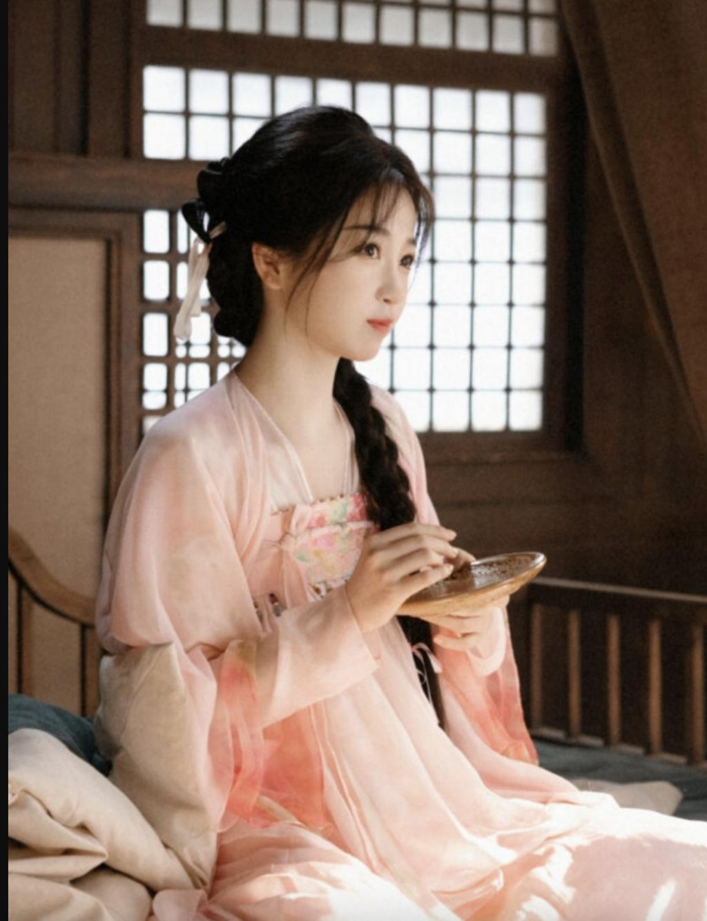 刘晓庆71岁演少女，她42岁就演妈妈了，颜值还吊打女主