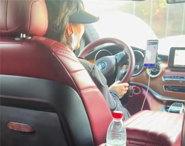 女子打车打到迈巴赫引热议 网友道出玄机：福建奔驰改的