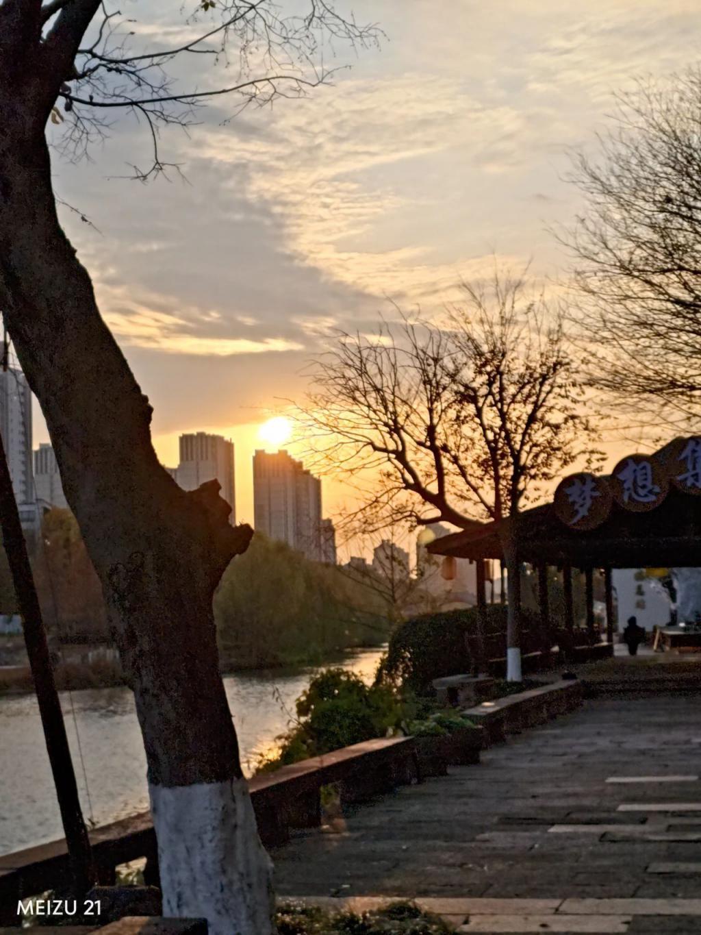 如果手机市场不那么卷，魅族21会是一台好手机。