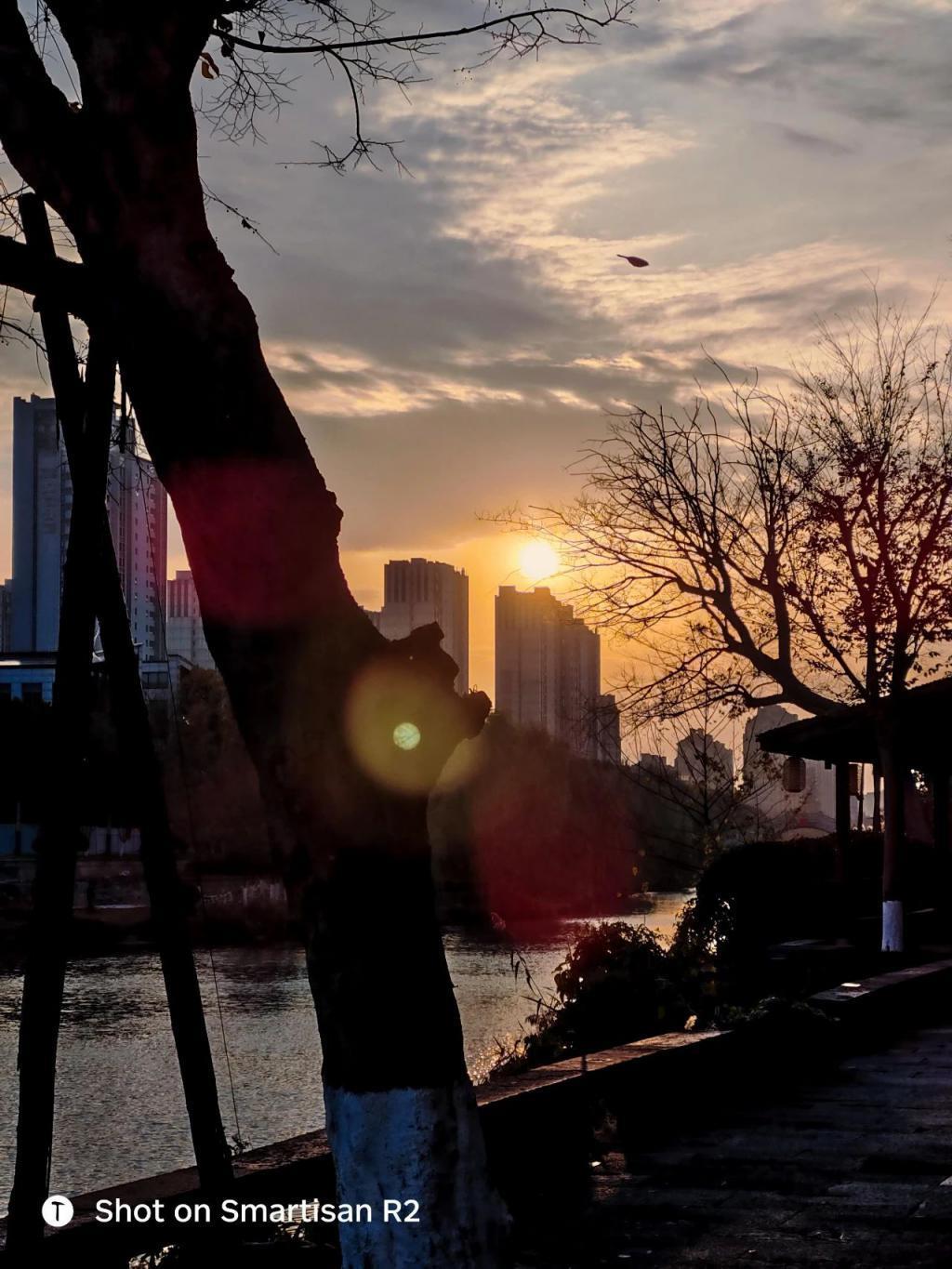 如果手机市场不那么卷，魅族21会是一台好手机。