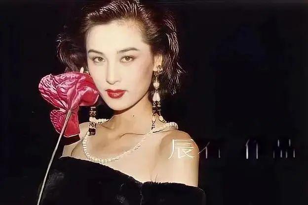 32年前内地“港姐”大赛，不露胸、屁股一样美：“当年审美正常！