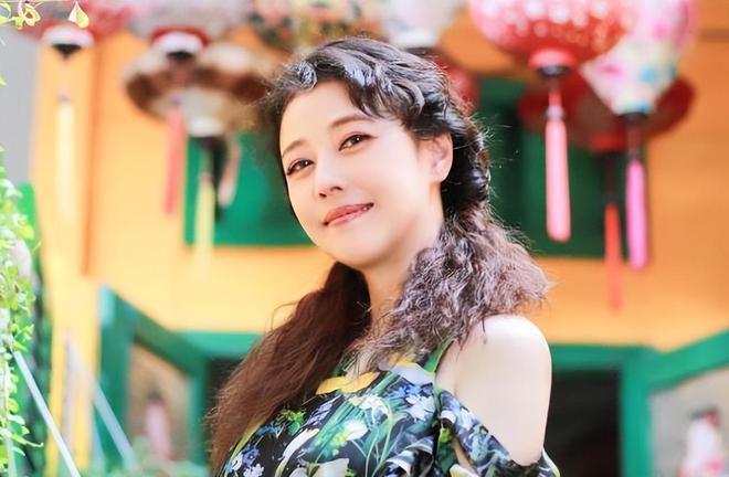 曝周海媚北京豪宅遭抛售，售价仅3000万，母亲紧急套现惹争议！