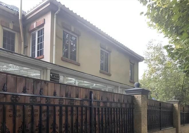 曝周海媚北京豪宅遭抛售，售价仅3000万，母亲紧急套现惹争议！