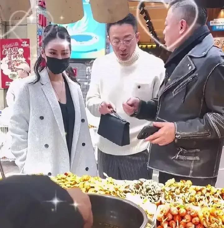 网友偶遇汪小菲带新女友逛街，二人亲密互动，女方被扒是台湾网红
