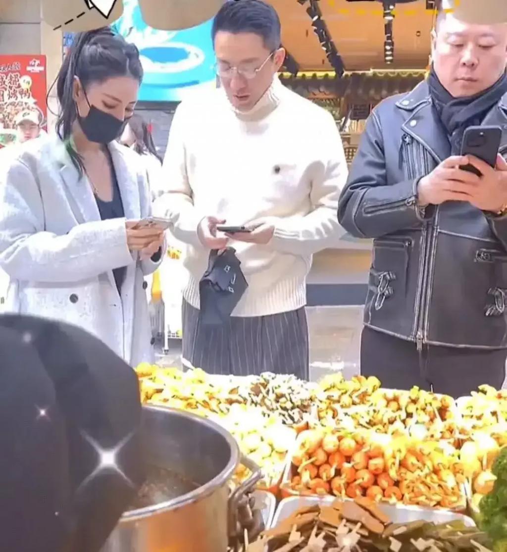 网友偶遇汪小菲带新女友逛街，二人亲密互动，女方被扒是台湾网红