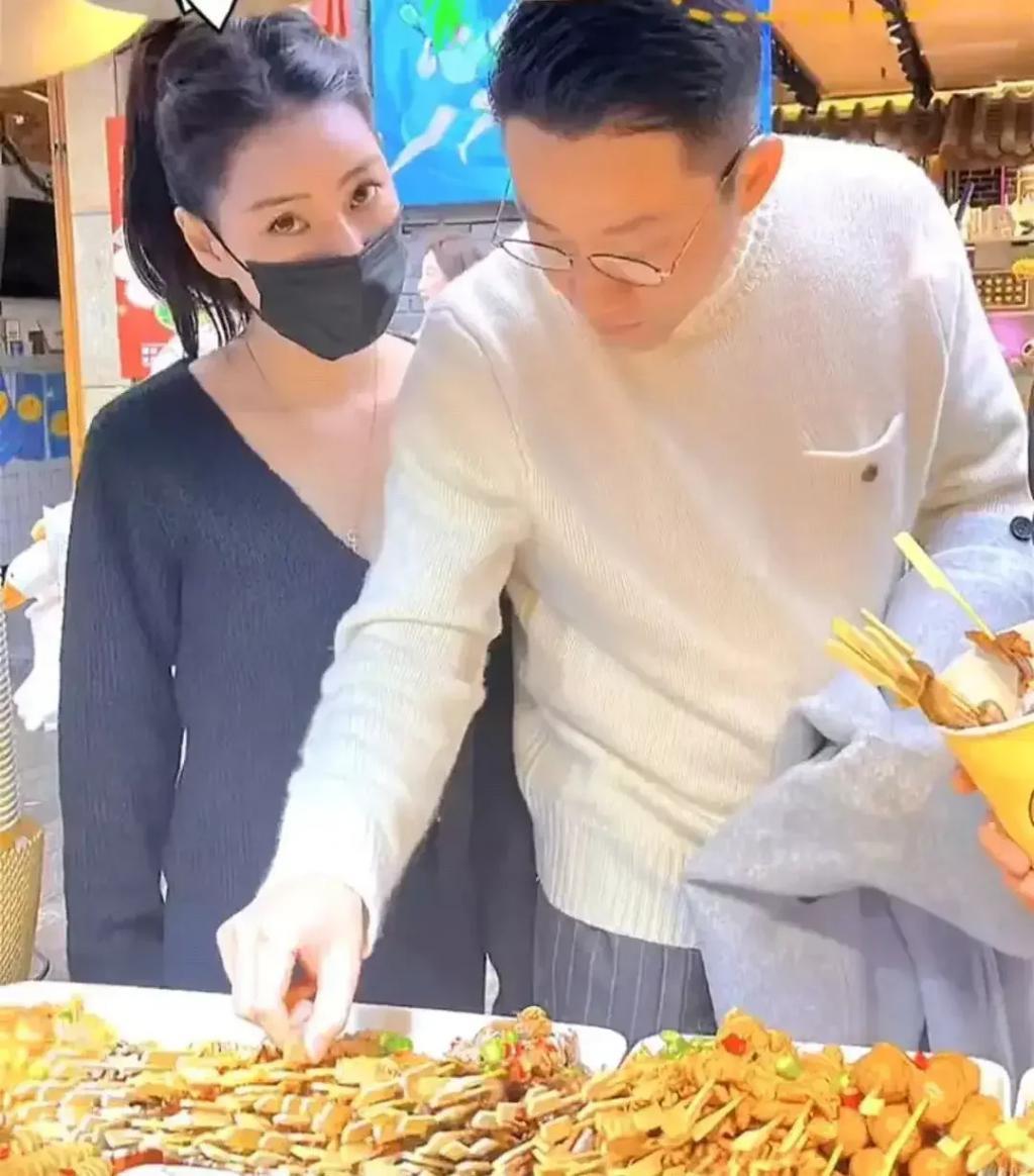 网友偶遇汪小菲带新女友逛街，二人亲密互动，女方被扒是台湾网红