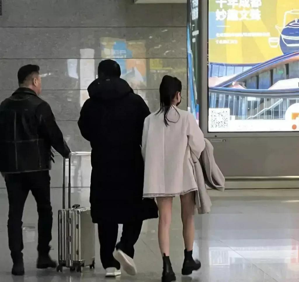网友偶遇汪小菲带新女友逛街，二人亲密互动，女方被扒是台湾网红