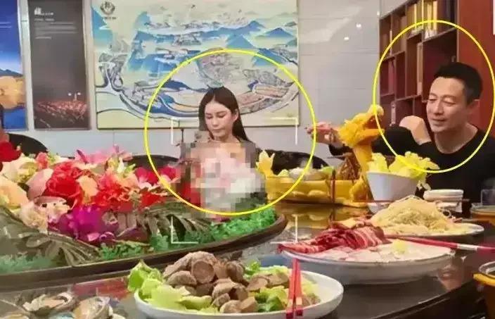 网友偶遇汪小菲带新女友逛街，二人亲密互动，女方被扒是台湾网红