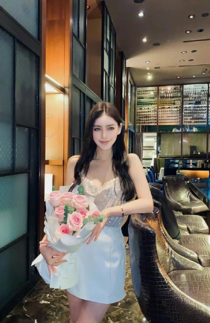网友偶遇汪小菲带新女友逛街，二人亲密互动，女方被扒是台湾网红