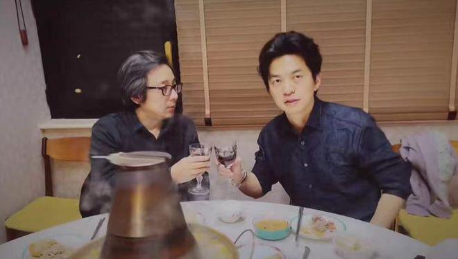 李健高调秀恩爱，携妻与好友聚会，孟小蓓高清正脸首曝光长相甜美