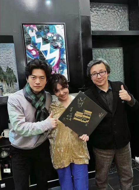 李健高调秀恩爱，携妻与好友聚会，孟小蓓高清正脸首曝光长相甜美