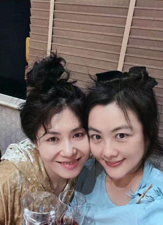 李健高调秀恩爱，携妻与好友聚会，孟小蓓高清正脸首曝光长相甜美