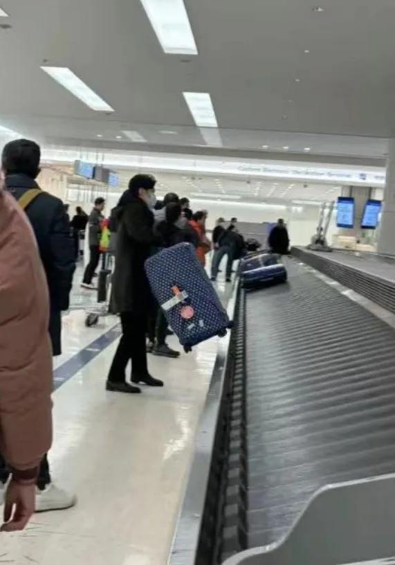 李健高调秀恩爱，携妻与好友聚会，孟小蓓高清正脸首曝光长相甜美