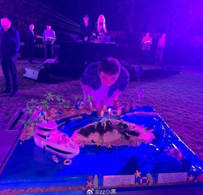 真会玩！王思聪高调庆祝36岁生日，超30位网红辣妹齐聚三亚助阵！