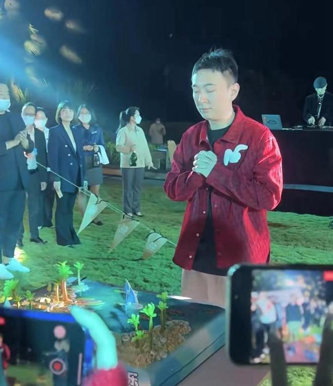 真会玩！王思聪高调庆祝36岁生日，超30位网红辣妹齐聚三亚助阵！