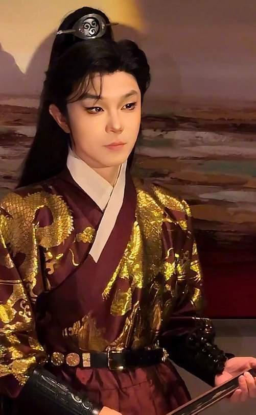 大鹏爆改古装美男，看完年会不能停的粉丝没认出来？上班让人变丑
