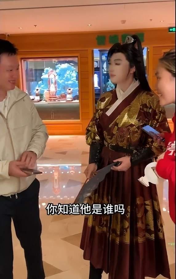 大鹏爆改古装美男，看完年会不能停的粉丝没认出来？上班让人变丑