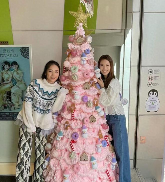 甘比开钩织店名人争相打卡，何超欣携嫂子到访，合照奚梦瑶站中间