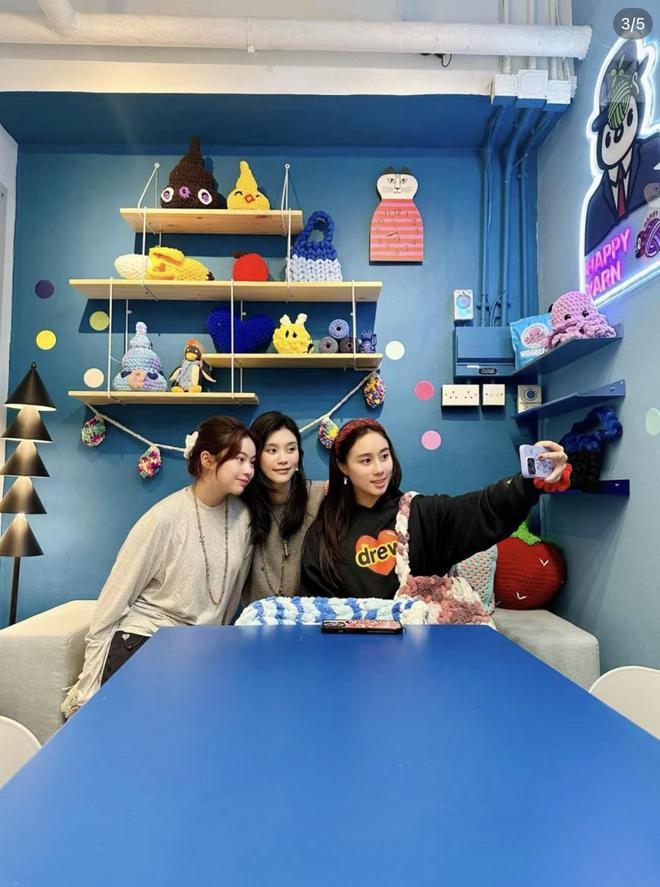 甘比开钩织店名人争相打卡，何超欣携嫂子到访，合照奚梦瑶站中间