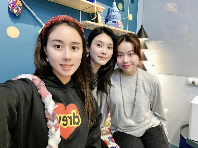 甘比开钩织店名人争相打卡，何超欣携嫂子到访，合照奚梦瑶站中间