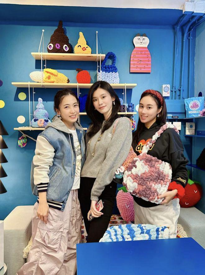 甘比开钩织店名人争相打卡，何超欣携嫂子到访，合照奚梦瑶站中间