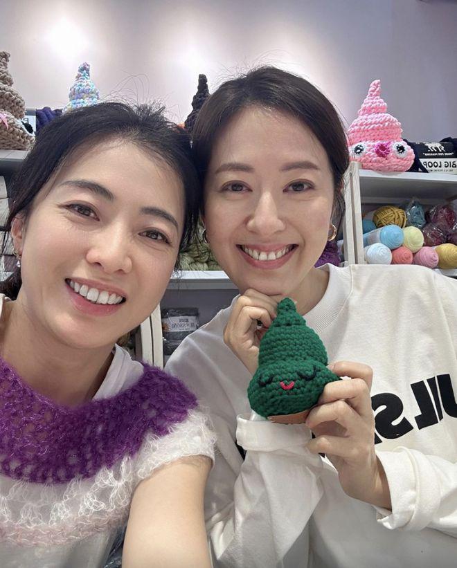 甘比开钩织店名人争相打卡，何超欣携嫂子到访，合照奚梦瑶站中间